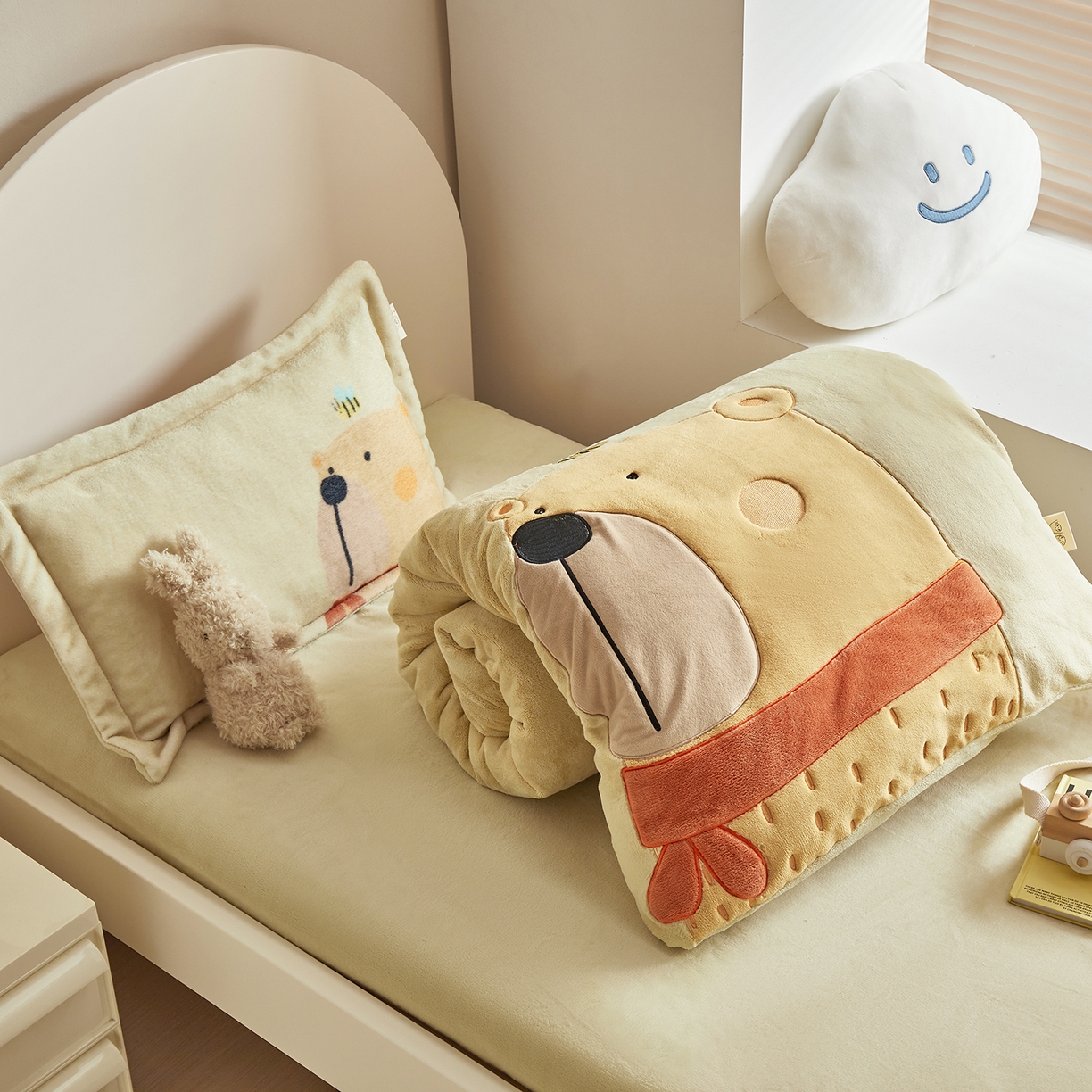 91家纺网 家纺一手货源 找家纺 荷马之梦 2025新款A类牛奶绒贴布绣原创卡通儿童套件幼儿园三件套-围住可爱系列 围巾小熊