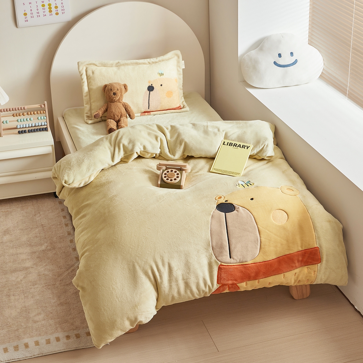 91家纺网 家纺一手货源 找家纺 荷马之梦 2025新款A类牛奶绒贴布绣原创卡通儿童套件幼儿园三件套-围住可爱系列 围巾小熊