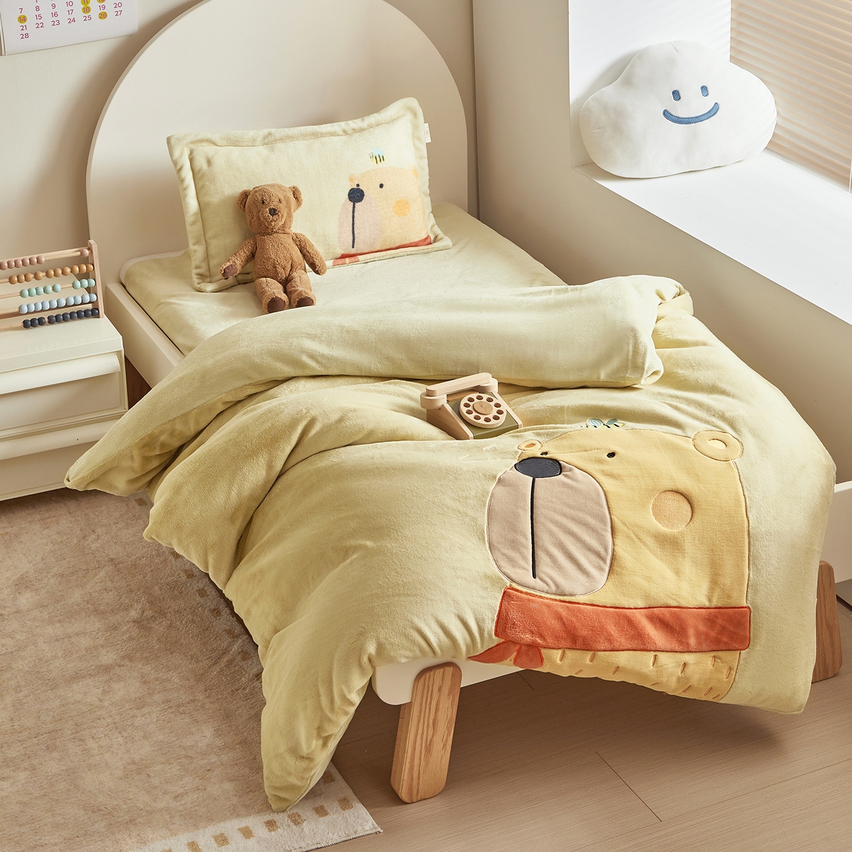 91家纺网 家纺一手货源 找家纺 荷马之梦 2025新款A类牛奶绒贴布绣原创卡通儿童套件幼儿园三件套-围住可爱系列 围巾小熊