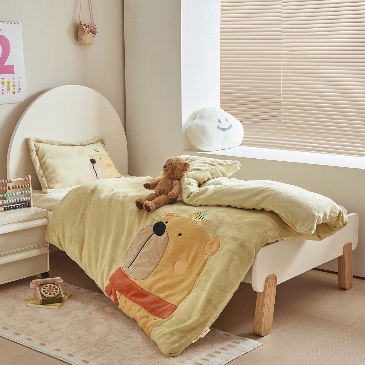 91家纺网 家纺一手货源 找家纺 荷马之梦 2025新款A类牛奶绒贴布绣原创卡通儿童套件幼儿园三件套-围住可爱系列 围巾小熊