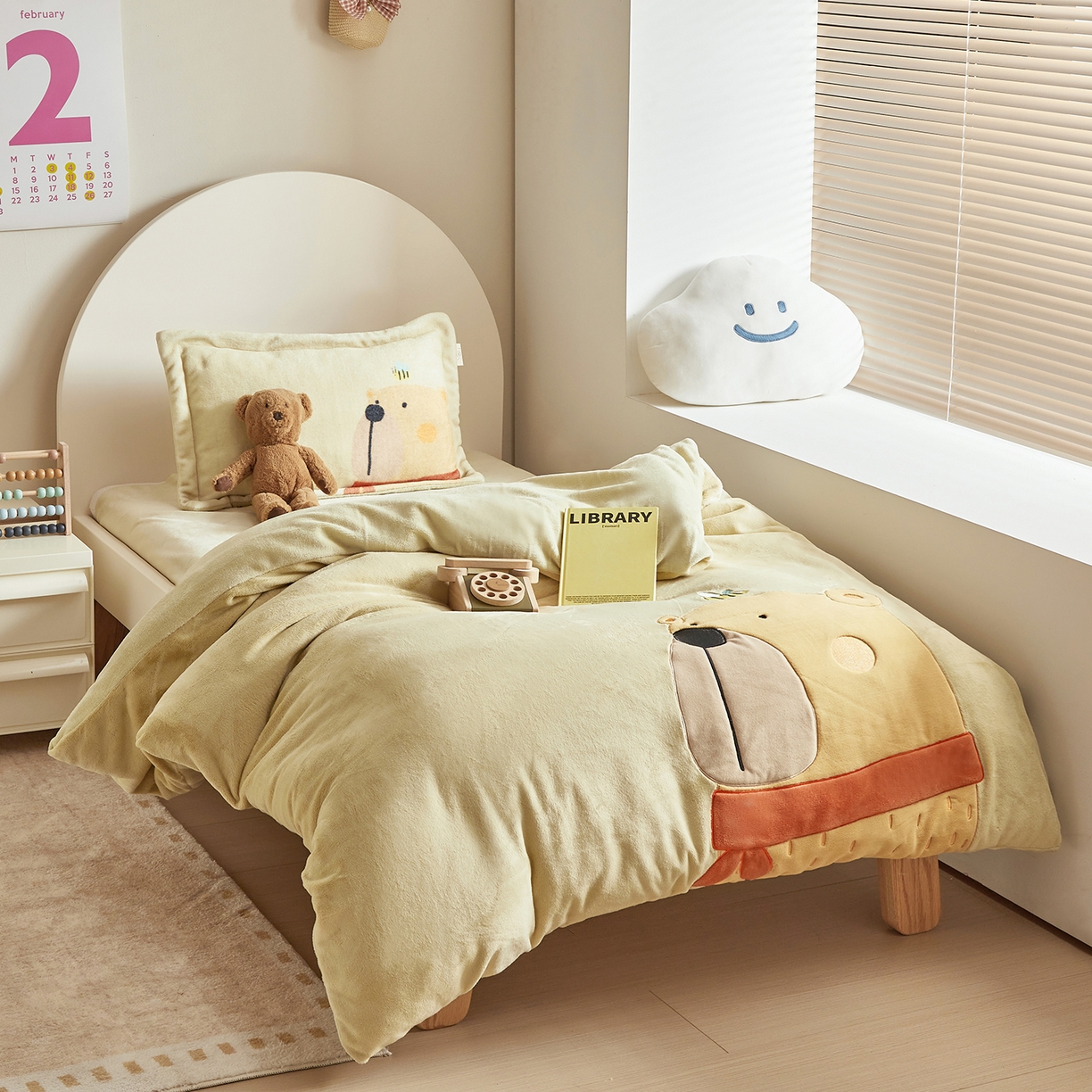 91家纺网 家纺一手货源 找家纺 荷马之梦 2025新款A类牛奶绒贴布绣原创卡通儿童套件幼儿园三件套-围住可爱系列 围巾小熊