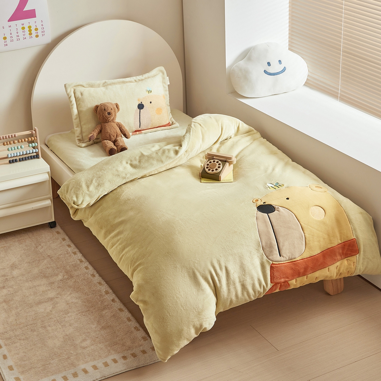 91家纺网 家纺一手货源 找家纺 荷马之梦 2025新款A类牛奶绒贴布绣原创卡通儿童套件幼儿园三件套-围住可爱系列 围巾小熊