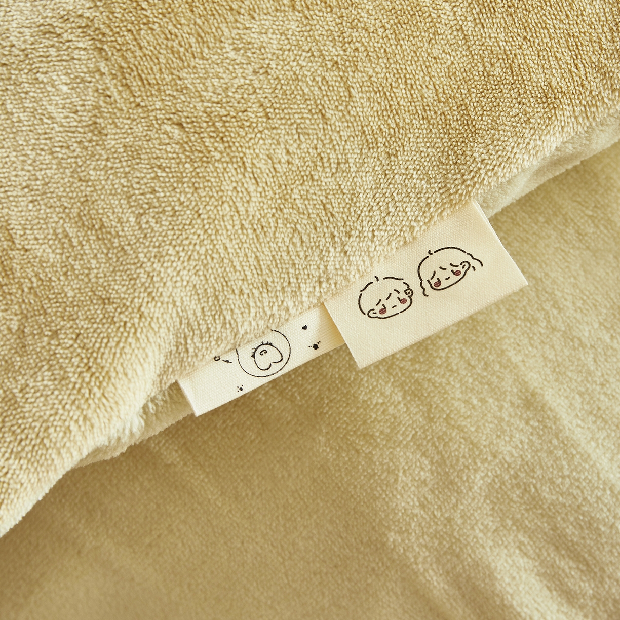 91家纺网 家纺一手货源 找家纺 荷马之梦 2025新款A类牛奶绒贴布绣原创卡通儿童套件幼儿园三件套-围住可爱系列 围巾小熊