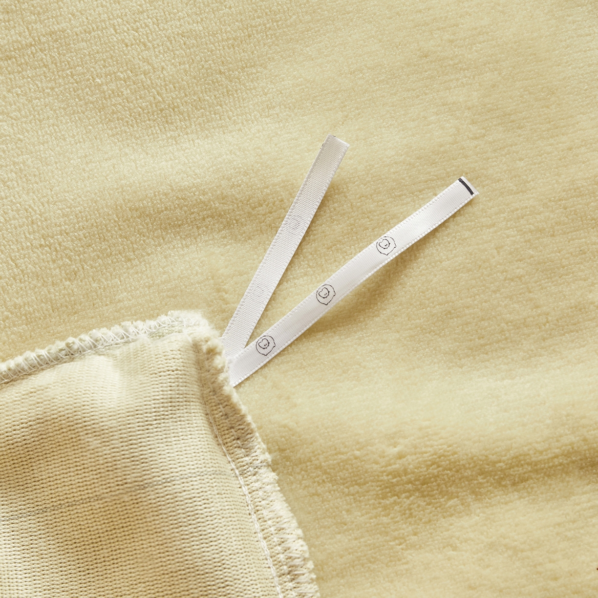 91家纺网 家纺一手货源 找家纺 荷马之梦 2025新款A类牛奶绒贴布绣原创卡通儿童套件幼儿园三件套-围住可爱系列 围巾小熊