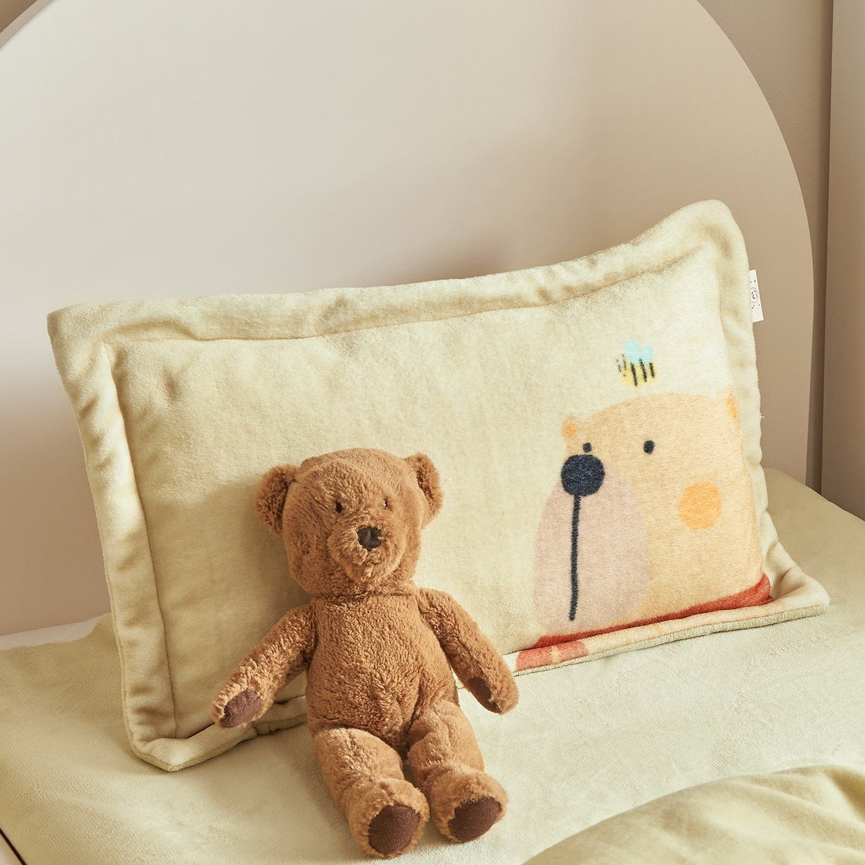 91家纺网 家纺一手货源 找家纺 荷马之梦 2025新款A类牛奶绒贴布绣原创卡通儿童套件幼儿园三件套-围住可爱系列 围巾小熊