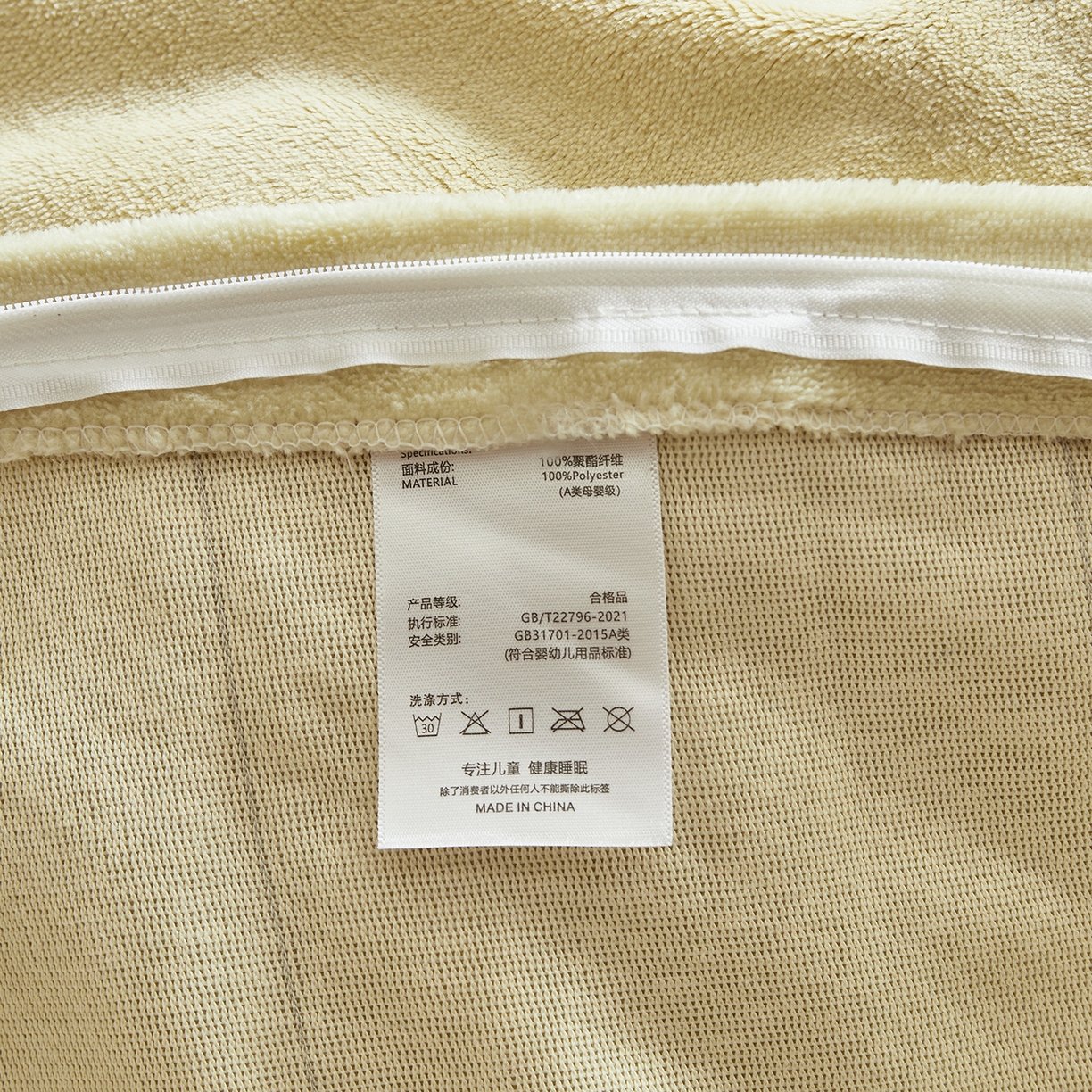 91家纺网 家纺一手货源 找家纺 荷马之梦 2025新款A类牛奶绒贴布绣原创卡通儿童套件幼儿园三件套-围住可爱系列 围巾小熊