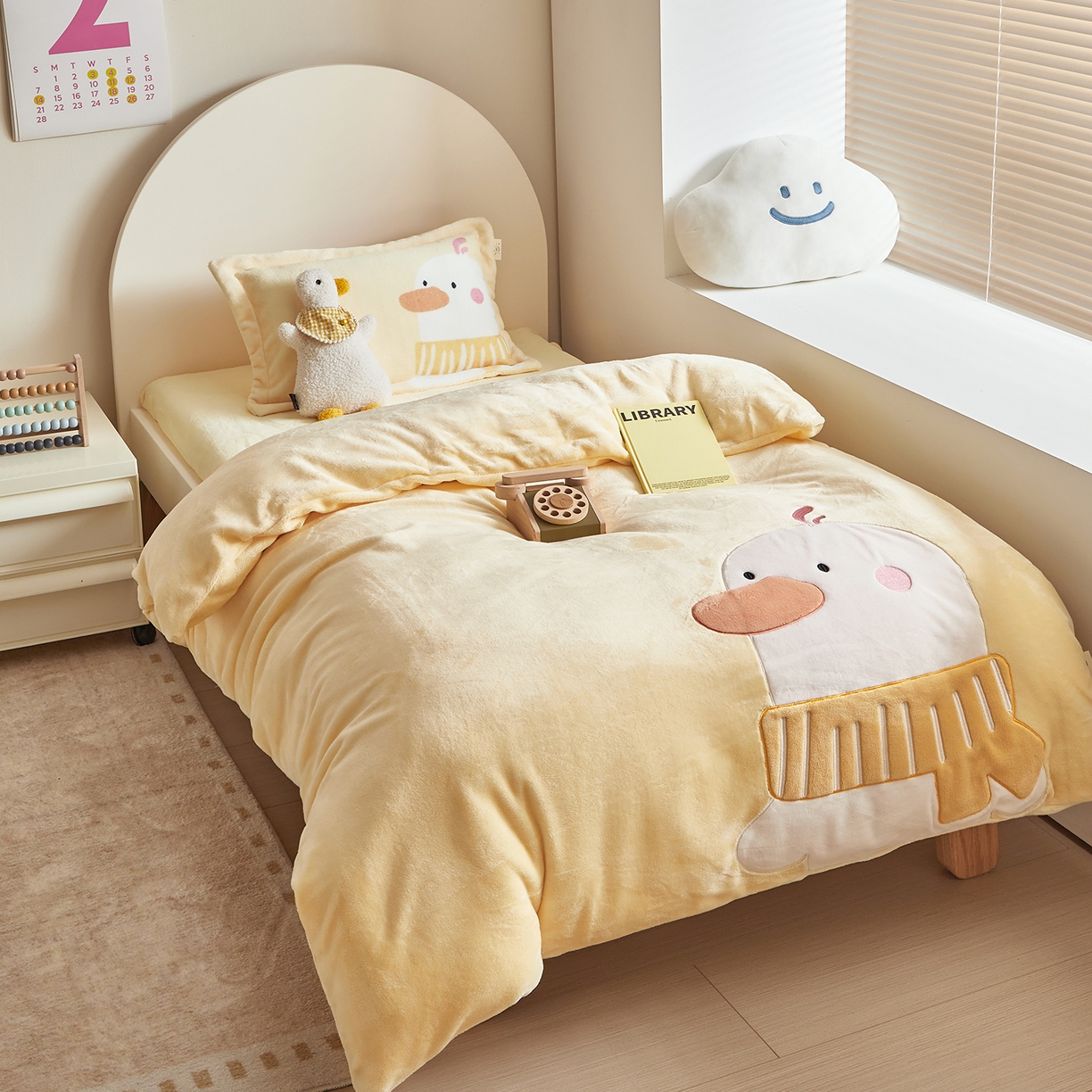 91家纺网 家纺一手货源 找家纺 荷马之梦 2025新款A类牛奶绒贴布绣原创卡通儿童套件幼儿园三件套-围住可爱系列 围巾小鸭