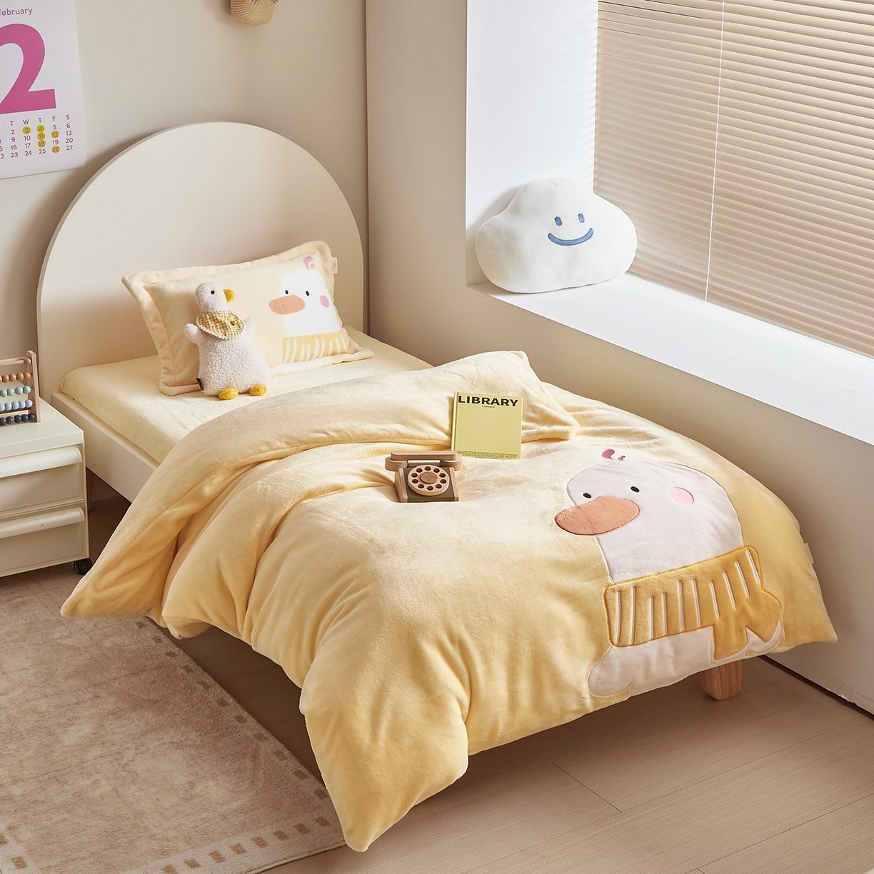 91家纺网 家纺一手货源 找家纺 荷马之梦 2025新款A类牛奶绒贴布绣原创卡通儿童套件幼儿园三件套-围住可爱系列 围巾小鸭