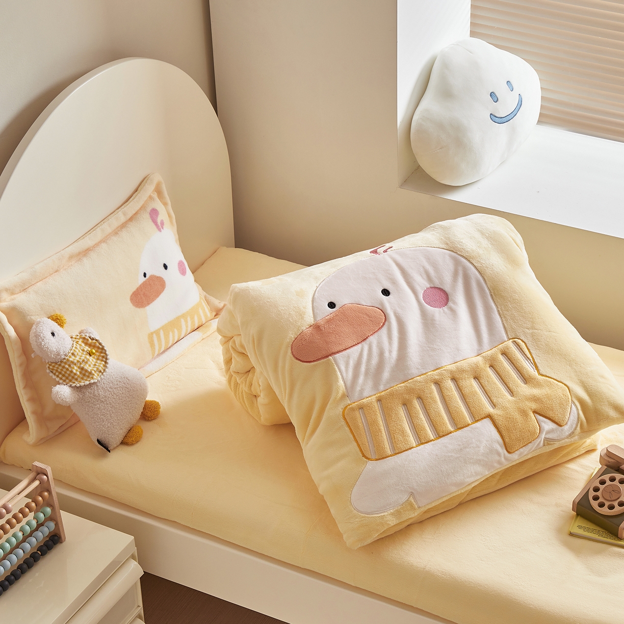 91家纺网 家纺一手货源 找家纺 荷马之梦 2025新款A类牛奶绒贴布绣原创卡通儿童套件幼儿园三件套-围住可爱系列 围巾小鸭