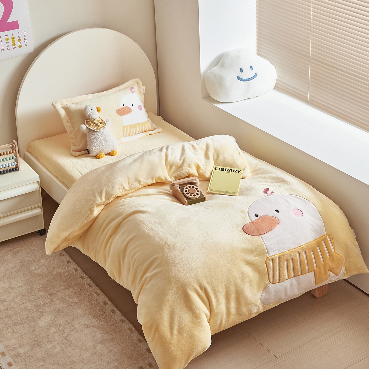 91家纺网 家纺一手货源 找家纺 荷马之梦 2025新款A类牛奶绒贴布绣原创卡通儿童套件幼儿园三件套-围住可爱系列 围巾小鸭