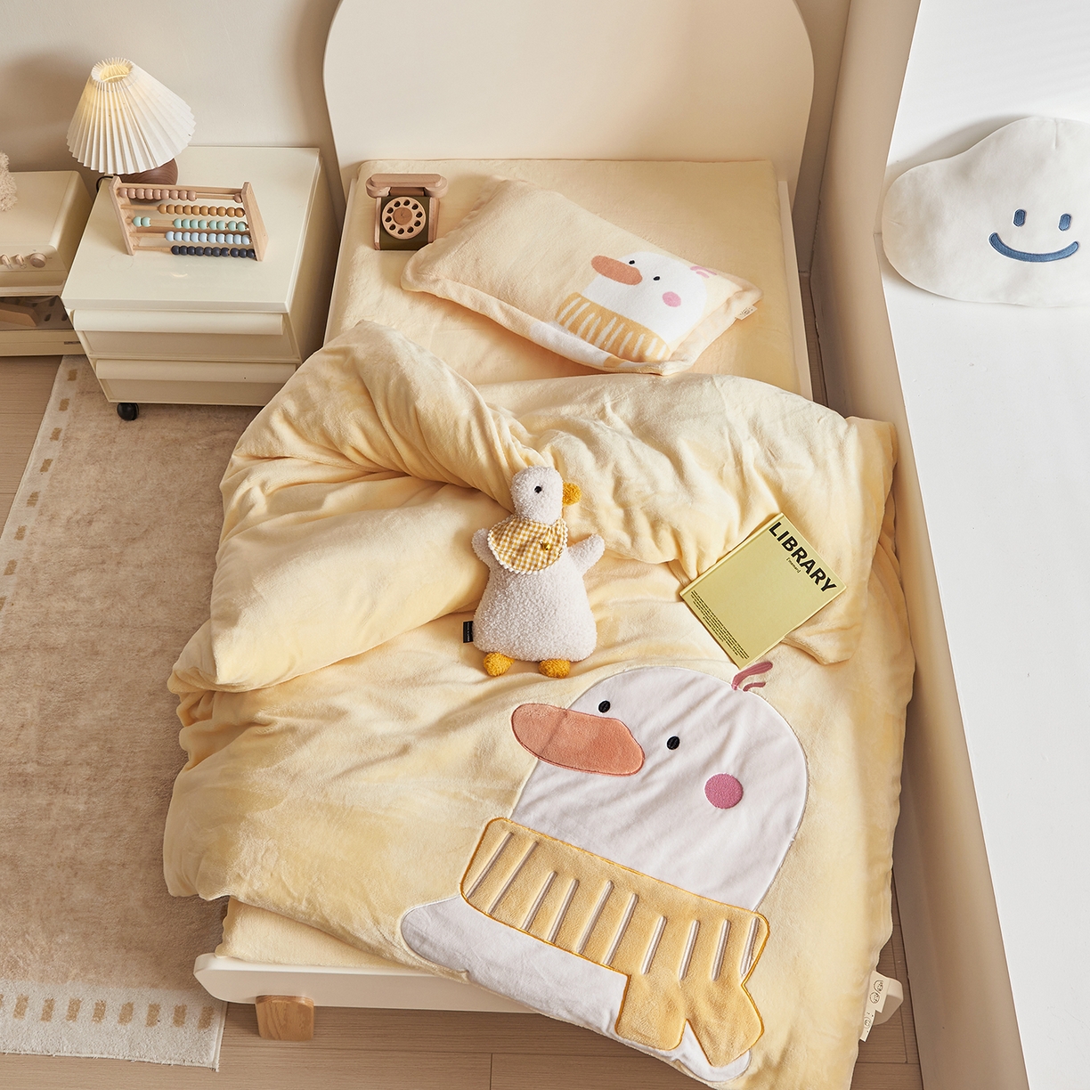 91家纺网 家纺一手货源 找家纺 荷马之梦 2025新款A类牛奶绒贴布绣原创卡通儿童套件幼儿园三件套-围住可爱系列 围巾小鸭