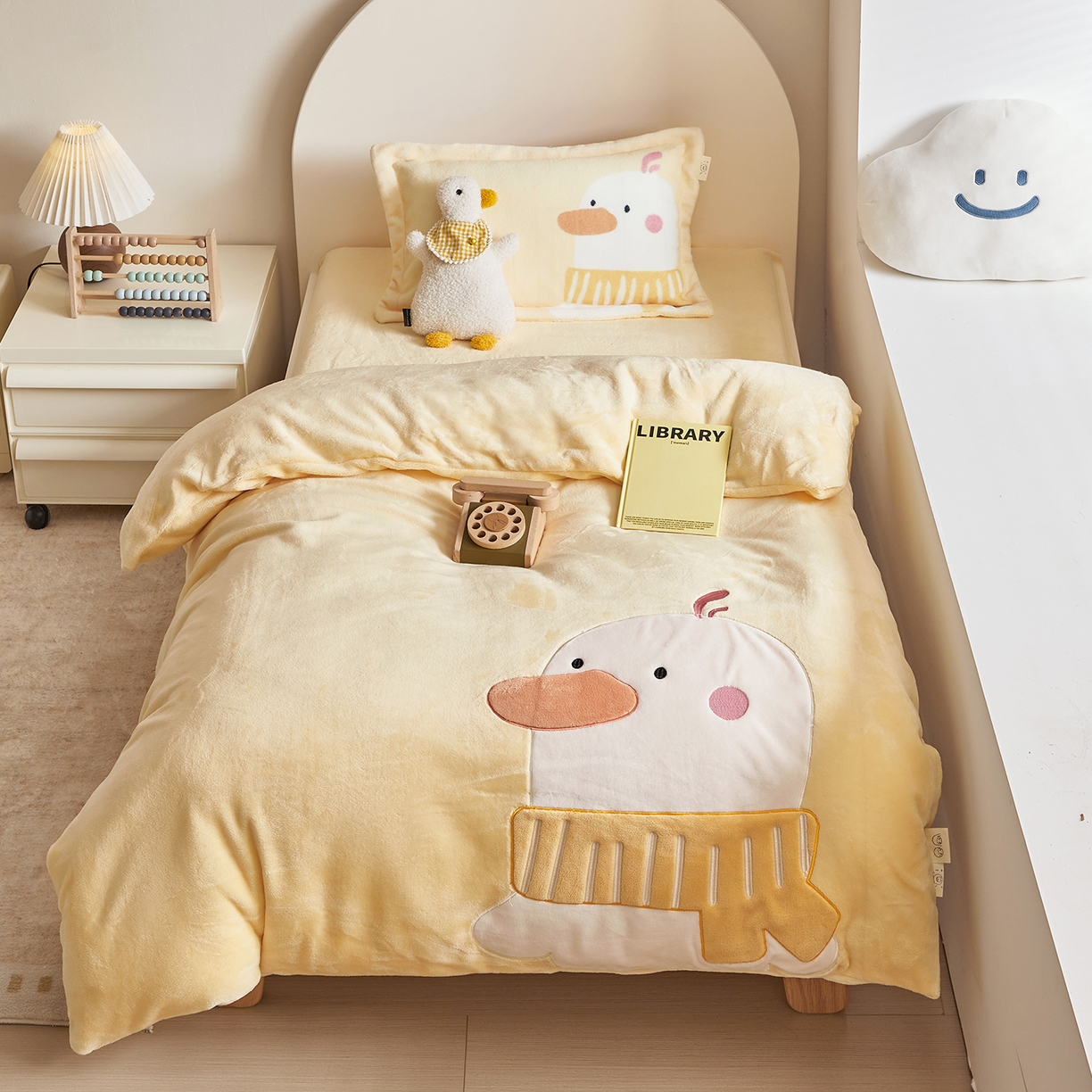 91家纺网 家纺一手货源 找家纺 荷马之梦 2025新款A类牛奶绒贴布绣原创卡通儿童套件幼儿园三件套-围住可爱系列 围巾小鸭