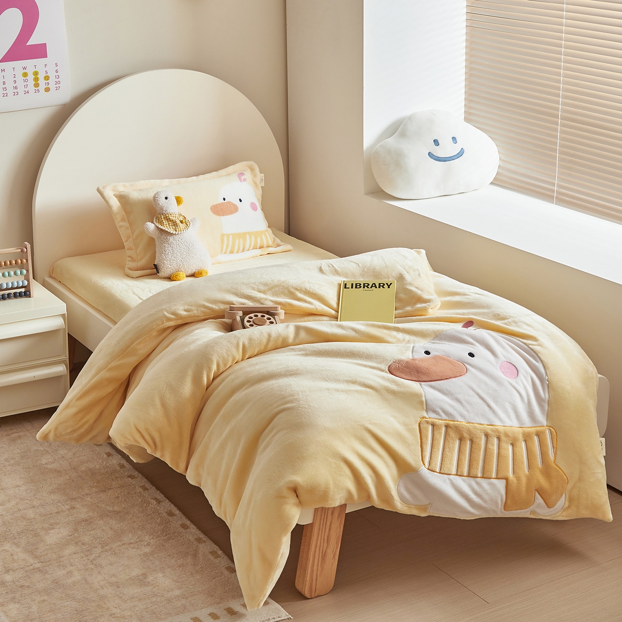 91家纺网 家纺一手货源 找家纺 荷马之梦 2025新款A类牛奶绒贴布绣原创卡通儿童套件幼儿园三件套-围住可爱系列 围巾小鸭