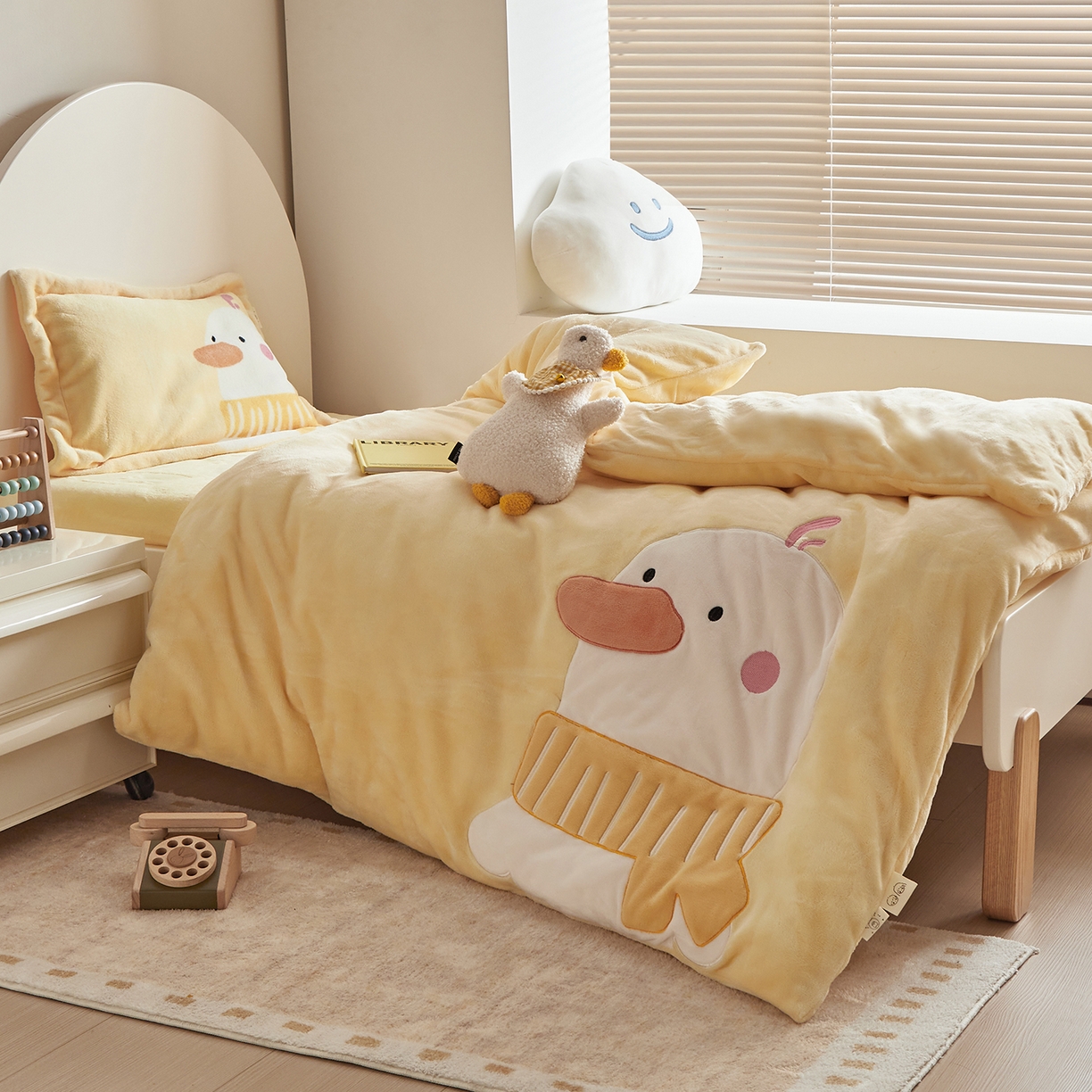 91家纺网 家纺一手货源 找家纺 荷马之梦 2025新款A类牛奶绒贴布绣原创卡通儿童套件幼儿园三件套-围住可爱系列 围巾小鸭