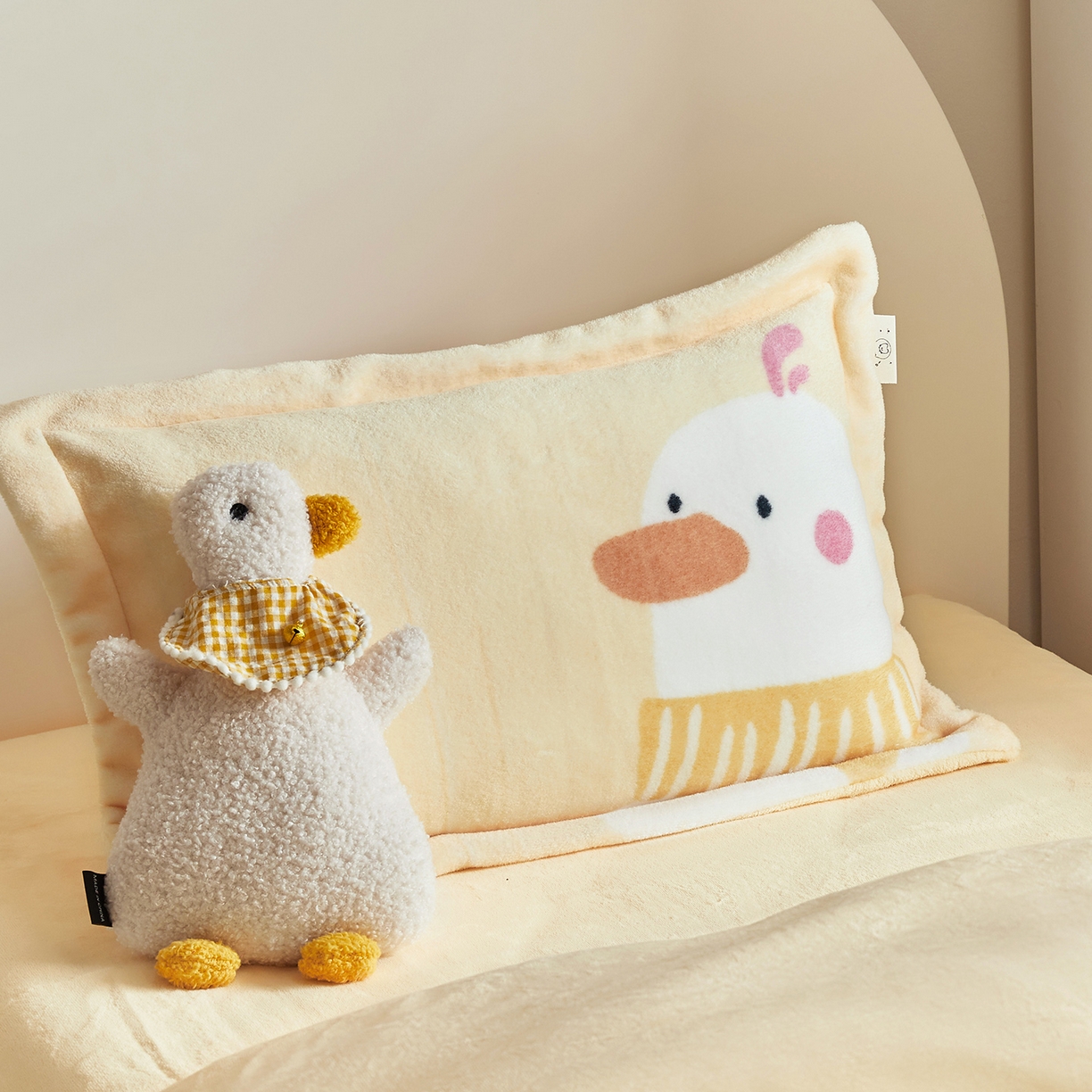 91家纺网 家纺一手货源 找家纺 荷马之梦 2025新款A类牛奶绒贴布绣原创卡通儿童套件幼儿园三件套-围住可爱系列 围巾小鸭