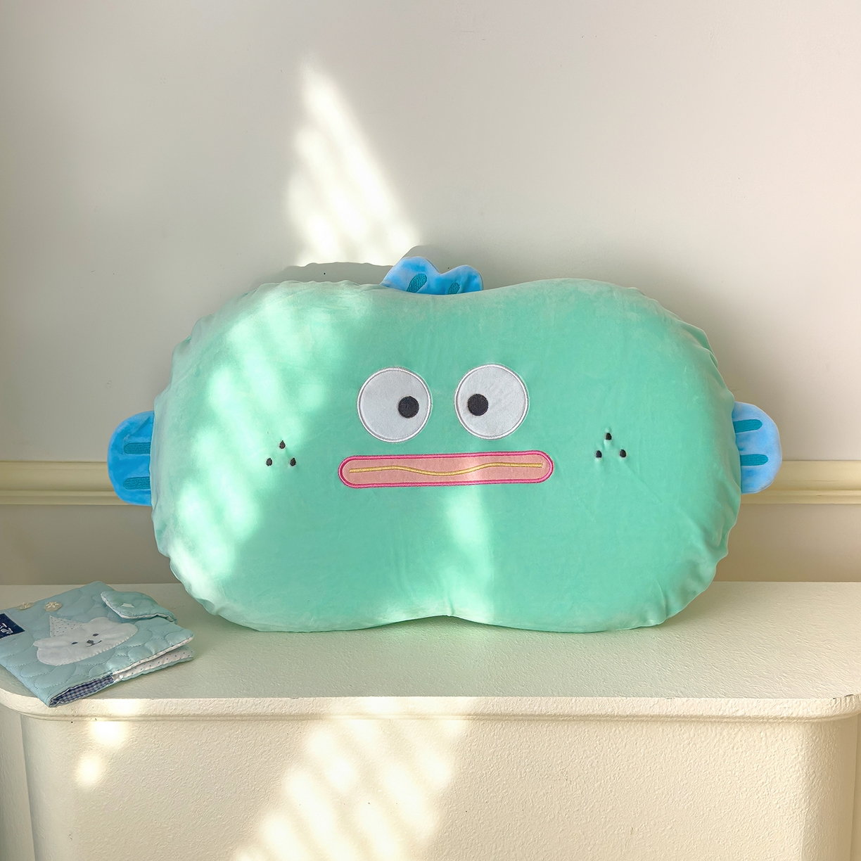 91家纺网 家纺一手货源 找家纺 诺可 2025新款绒款猫肚枕记忆枕枕头枕芯-卡通玩偶 丑萌人鱼