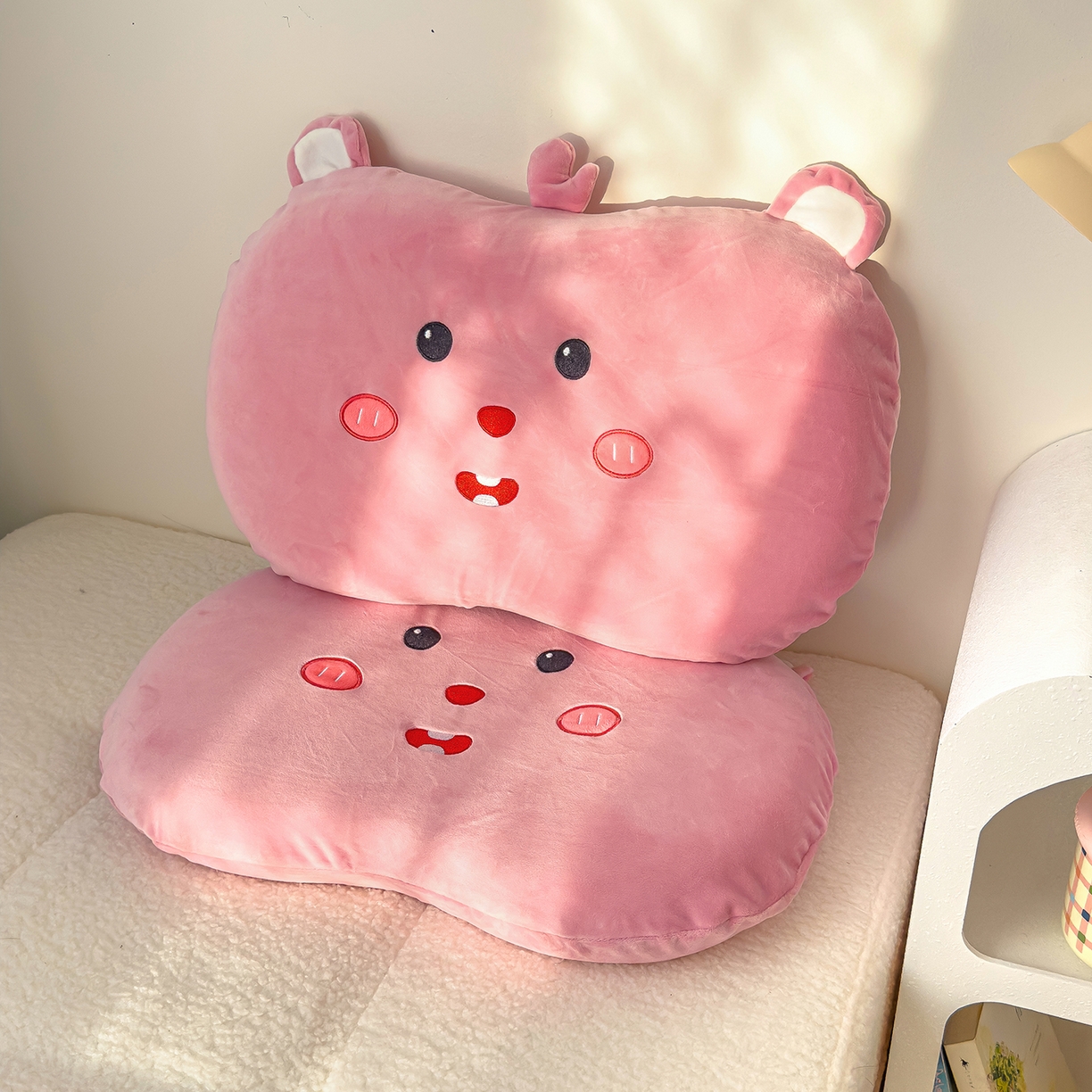 91家纺网 家纺一手货源 找家纺 诺可 2025新款绒款猫肚枕记忆枕枕头枕芯-卡通玩偶 可爱露比