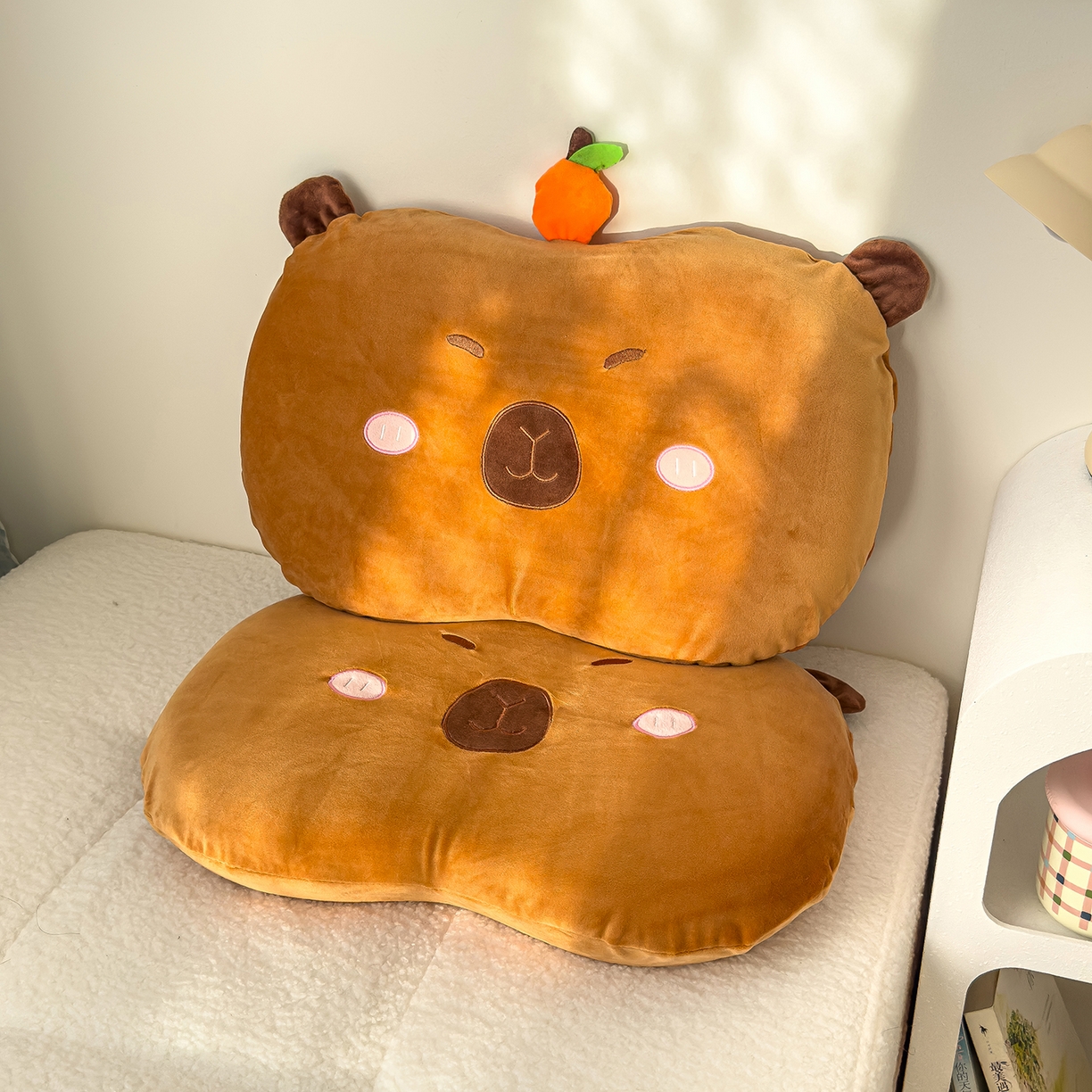 91家纺网 家纺一手货源 找家纺 诺可 2025新款绒款猫肚枕记忆枕枕头枕芯-卡通玩偶 卡皮巴拉