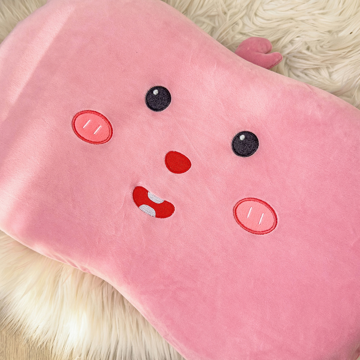 91家纺网 家纺一手货源 找家纺 诺可 2025新款绒款猫肚枕记忆枕枕头枕芯-卡通玩偶 可爱露比