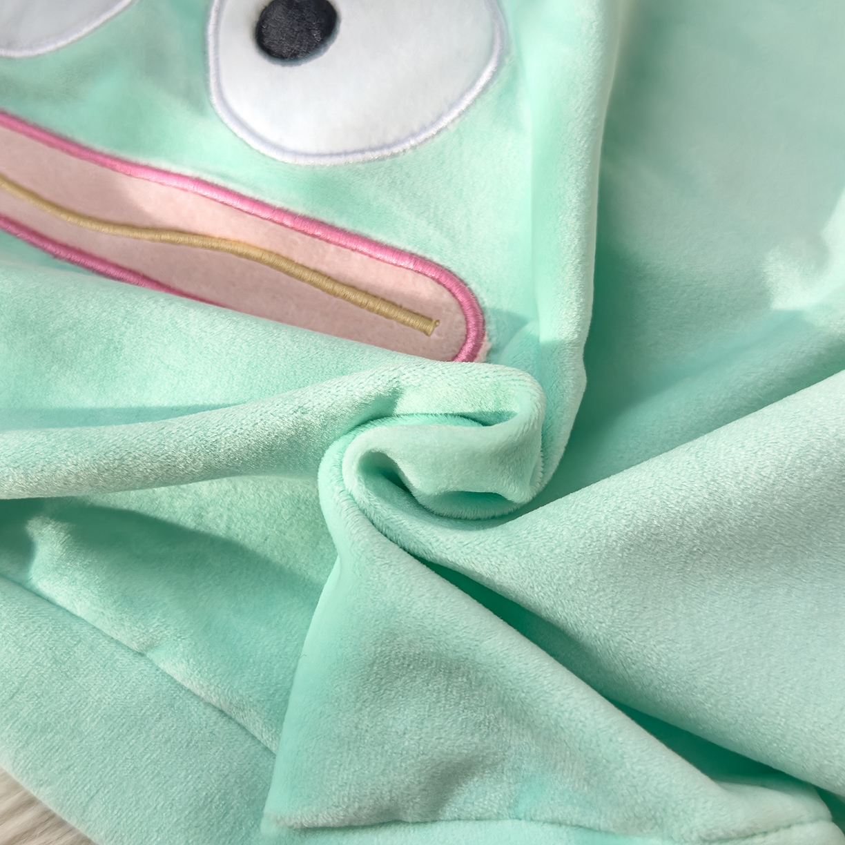 91家纺网 家纺一手货源 找家纺 诺可 2025新款绒款猫肚枕记忆枕枕头枕芯-卡通玩偶 丑萌人鱼