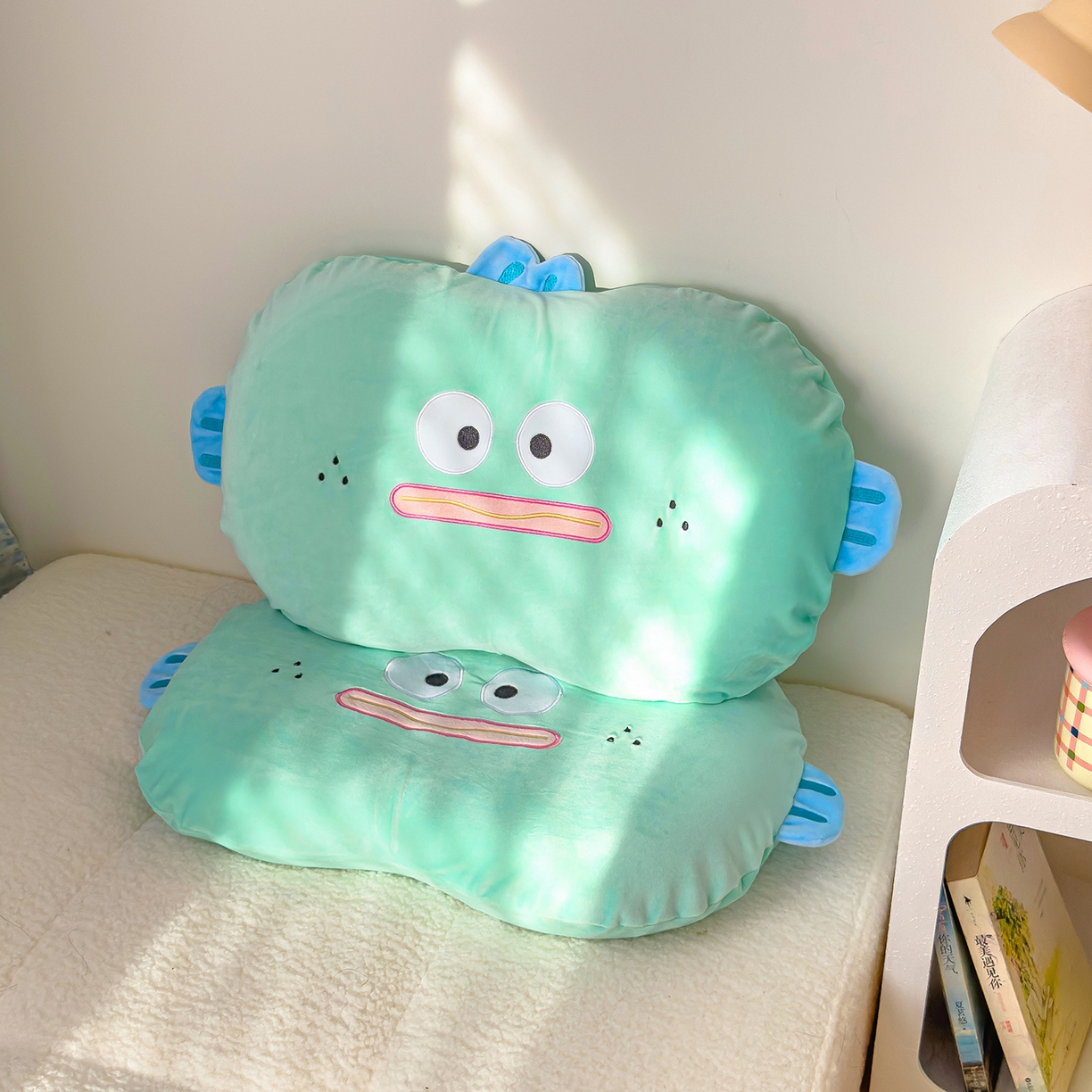 91家纺网 家纺一手货源 找家纺 诺可 2025新款绒款猫肚枕记忆枕枕头枕芯-卡通玩偶 丑萌人鱼