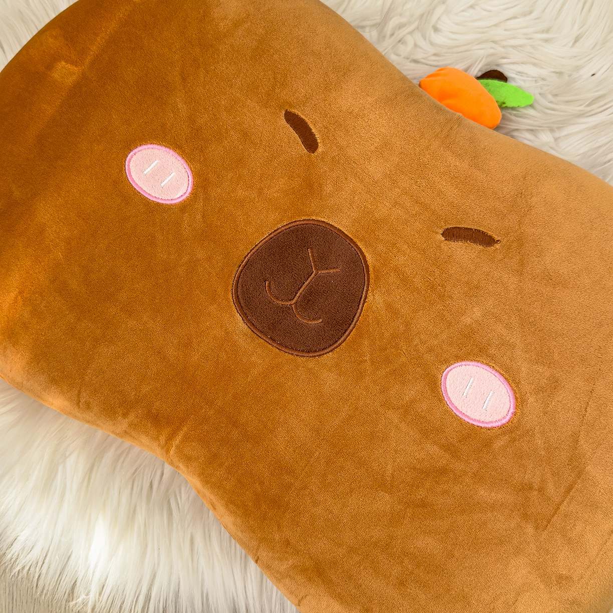 91家纺网 家纺一手货源 找家纺 诺可 2025新款绒款猫肚枕记忆枕枕头枕芯-卡通玩偶 卡皮巴拉