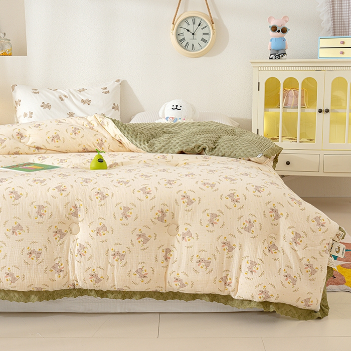 91家纺网 家纺一手货源 找家纺 芯恋家居 2025新款全棉皱皱纱双层纱豆豆被大豆被花园兔