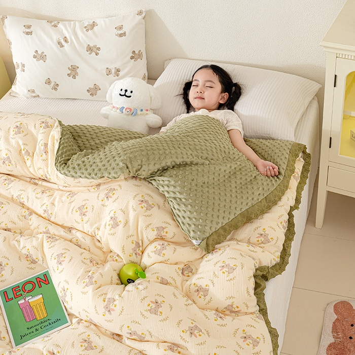 91家纺网 家纺一手货源 找家纺 芯恋家居 2025新款全棉皱皱纱双层纱豆豆被大豆被花园兔