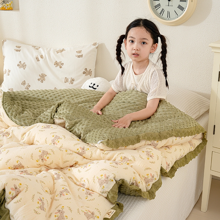 91家纺网 家纺一手货源 找家纺 芯恋家居 2025新款全棉皱皱纱双层纱豆豆被大豆被花园兔