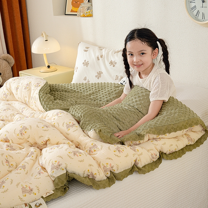 91家纺网 家纺一手货源 找家纺 芯恋家居 2025新款全棉皱皱纱双层纱豆豆被大豆被花园兔