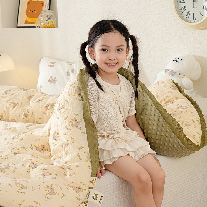 91家纺网 家纺一手货源 找家纺 芯恋家居 2025新款全棉皱皱纱双层纱豆豆被大豆被花园兔