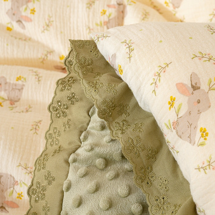 91家纺网 家纺一手货源 找家纺 芯恋家居 2025新款全棉皱皱纱双层纱豆豆被大豆被花园兔