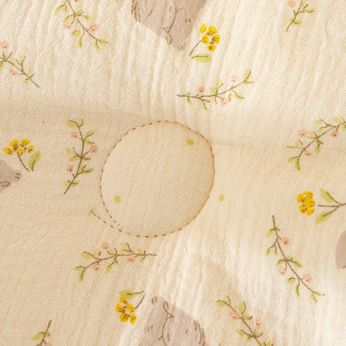 91家纺网 家纺一手货源 找家纺 芯恋家居 2025新款全棉皱皱纱双层纱豆豆被大豆被花园兔