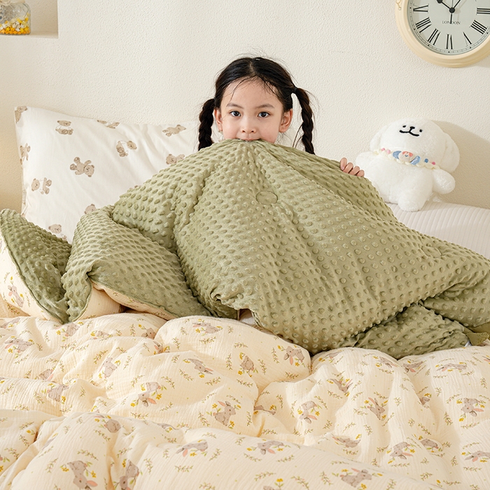 91家纺网 家纺一手货源 找家纺 芯恋家居 2025新款全棉皱皱纱双层纱豆豆被大豆被花园兔