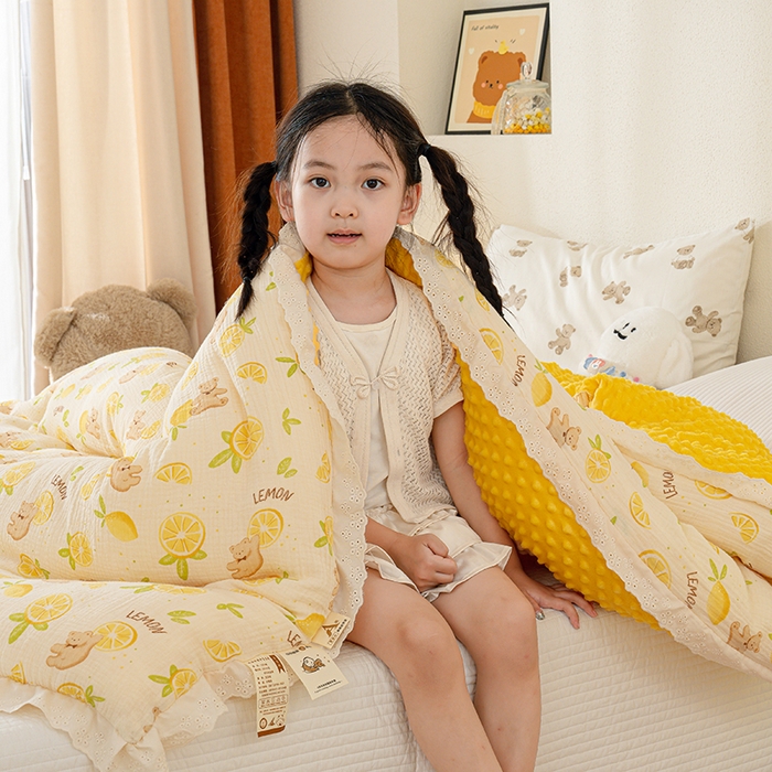 91家纺网 家纺一手货源 找家纺 芯恋家居 2025新款全棉皱皱纱双层纱豆豆被大豆被柠檬熊