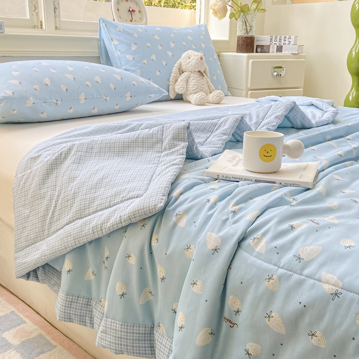 91家纺网 家纺一手货源 找家纺 憨豆家纺 2025新款双面全棉夏被可机洗小清新纯棉夏被薄被芯空调被子夏凉被 草莓果园-蓝