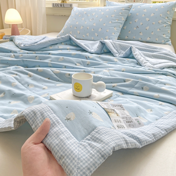 91家纺网 家纺一手货源 找家纺 憨豆家纺 2025新款双面全棉夏被可机洗小清新纯棉夏被薄被芯空调被子夏凉被 草莓果园-蓝