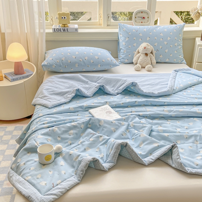 91家纺网 家纺一手货源 找家纺 憨豆家纺 2025新款双面全棉夏被可机洗小清新纯棉夏被薄被芯空调被子夏凉被 草莓果园-蓝