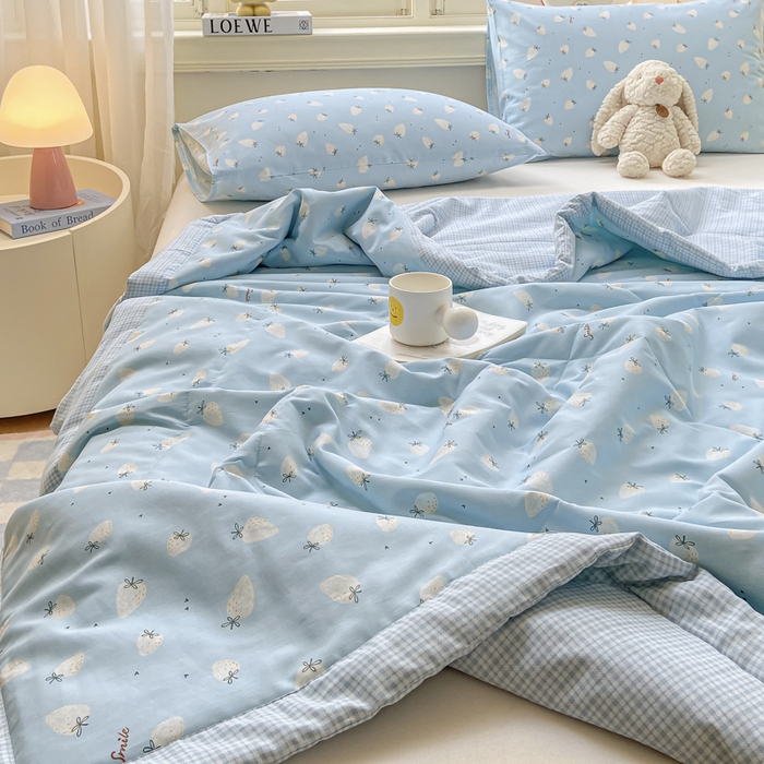 91家纺网 家纺一手货源 找家纺 憨豆家纺 2025新款双面全棉夏被可机洗小清新纯棉夏被薄被芯空调被子夏凉被 草莓果园-蓝