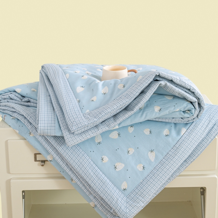 91家纺网 家纺一手货源 找家纺 憨豆家纺 2025新款双面全棉夏被可机洗小清新纯棉夏被薄被芯空调被子夏凉被 草莓果园-蓝