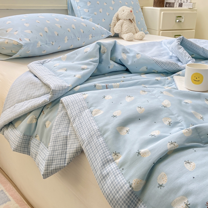 91家纺网 家纺一手货源 找家纺 憨豆家纺 2025新款双面全棉夏被可机洗小清新纯棉夏被薄被芯空调被子夏凉被 草莓果园-蓝