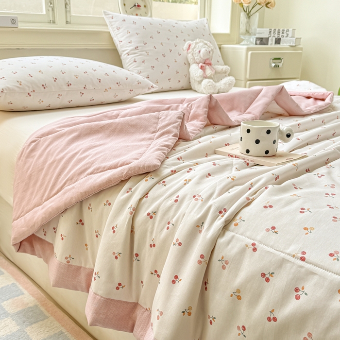 91家纺网 家纺一手货源 找家纺 憨豆家纺 2025新款双面全棉夏被可机洗小清新纯棉夏被薄被芯空调被子夏凉被 樱桃小果