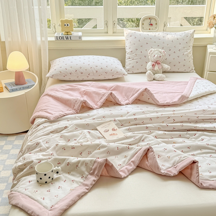 91家纺网 家纺一手货源 找家纺 憨豆家纺 2025新款双面全棉夏被可机洗小清新纯棉夏被薄被芯空调被子夏凉被 樱桃小果