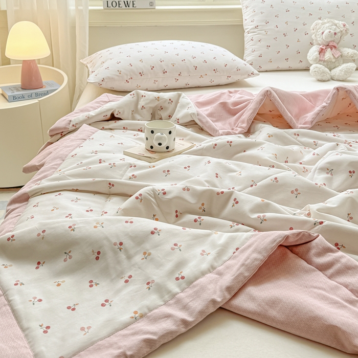 91家纺网 家纺一手货源 找家纺 憨豆家纺 2025新款双面全棉夏被可机洗小清新纯棉夏被薄被芯空调被子夏凉被 樱桃小果