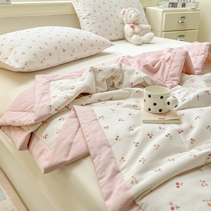 91家纺网 家纺一手货源 找家纺 憨豆家纺 2025新款双面全棉夏被可机洗小清新纯棉夏被薄被芯空调被子夏凉被 樱桃小果