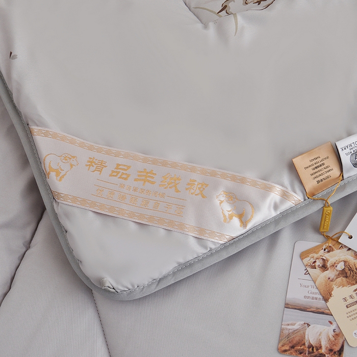 91家纺网 家纺一手货源 找家纺 美丽折家纺 2025新款羊绒被印花系列 印花灰色