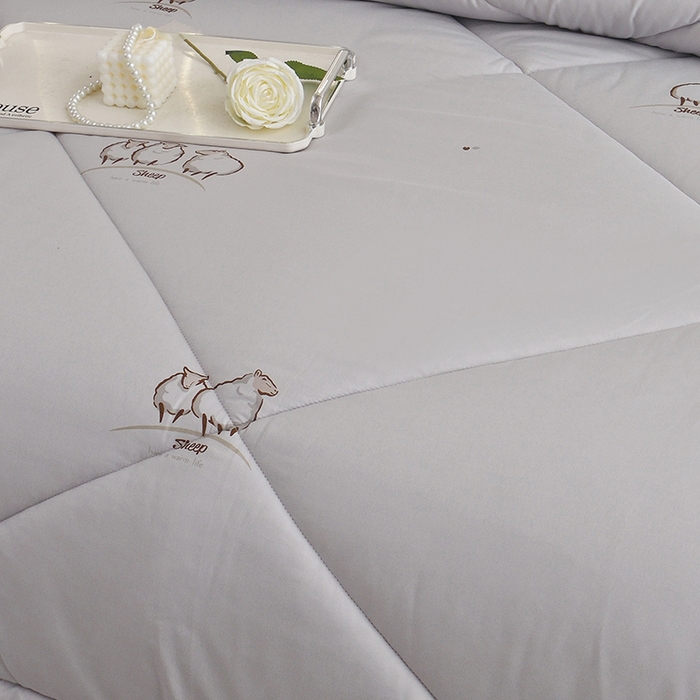 91家纺网 家纺一手货源 找家纺 美丽折家纺 2025新款羊绒被印花系列 印花灰色