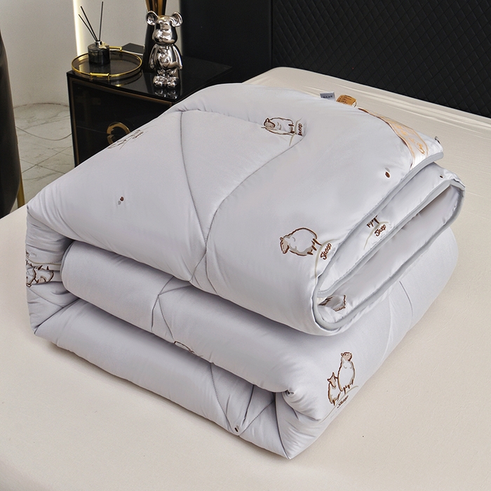 91家纺网 家纺一手货源 找家纺 美丽折家纺 2025新款羊绒被印花系列 印花灰色