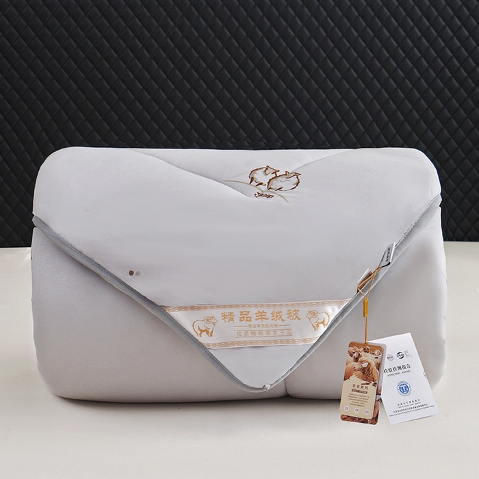 91家纺网 家纺一手货源 找家纺 美丽折家纺 2025新款羊绒被印花系列 印花灰色