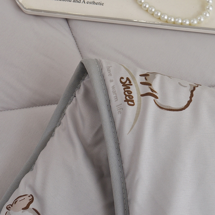 91家纺网 家纺一手货源 找家纺 美丽折家纺 2025新款羊绒被印花系列 印花灰色